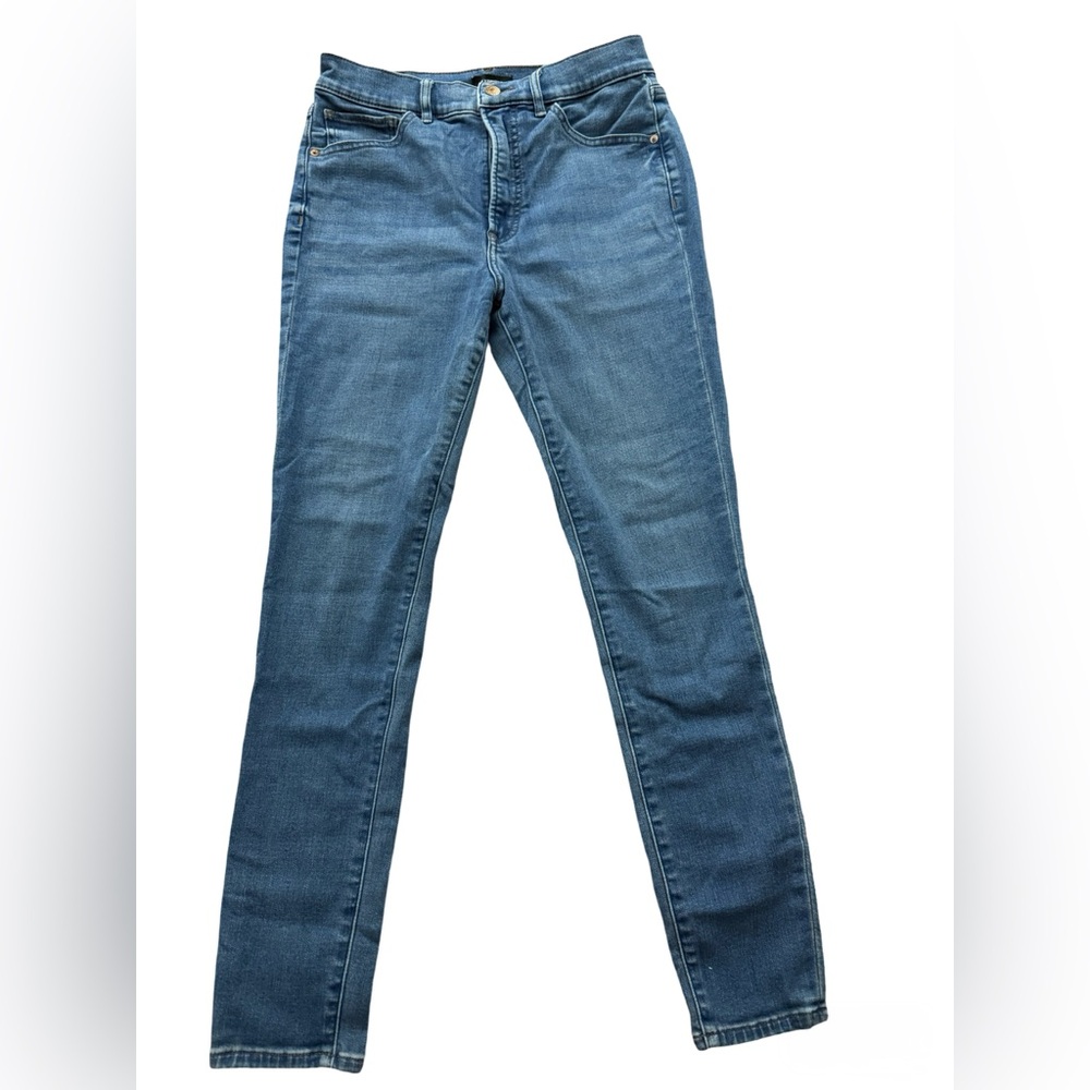 Express Women's Skinny Jeans in Classic Denim. Size 6